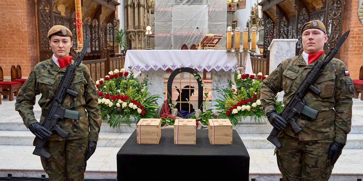Uroczystość pochówku ofiar zbrodni katyńskiej w Kościele Garnizonowym we Wrocławiu. Na zdjęciu żołnierze na warcie przy urnach ze szczątkami ofiar zbrodni w Katyniu