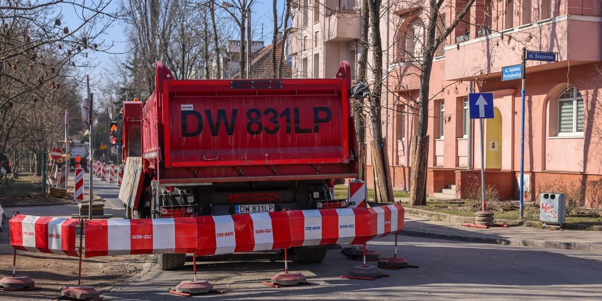 7 marca ruszyły prace remontowe na ul. Przybyszewskiego związane z poszerzaniem tej ulicy.
