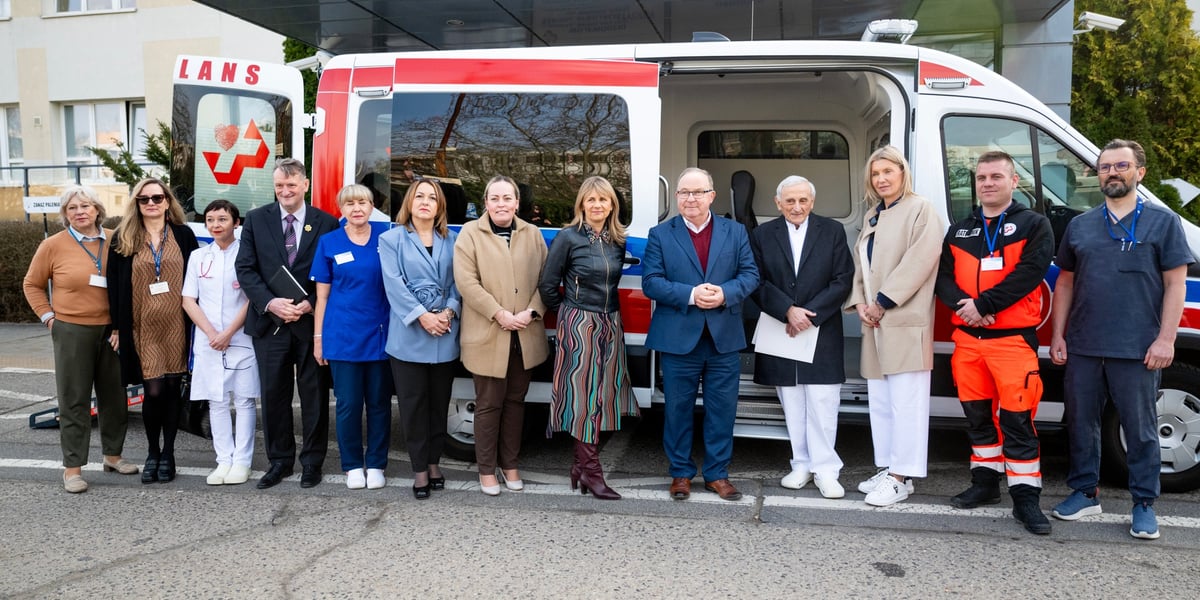 Ambulans dofinansowany przez Miasto Wrocław i Starostwo Powiatowe dla Wojewódzkiego Szpitala Specjalistycznego przy ul. Kamieńskiego we Wrocławiu. Uczestnicy konferencji prasowej stoją przed karetką.