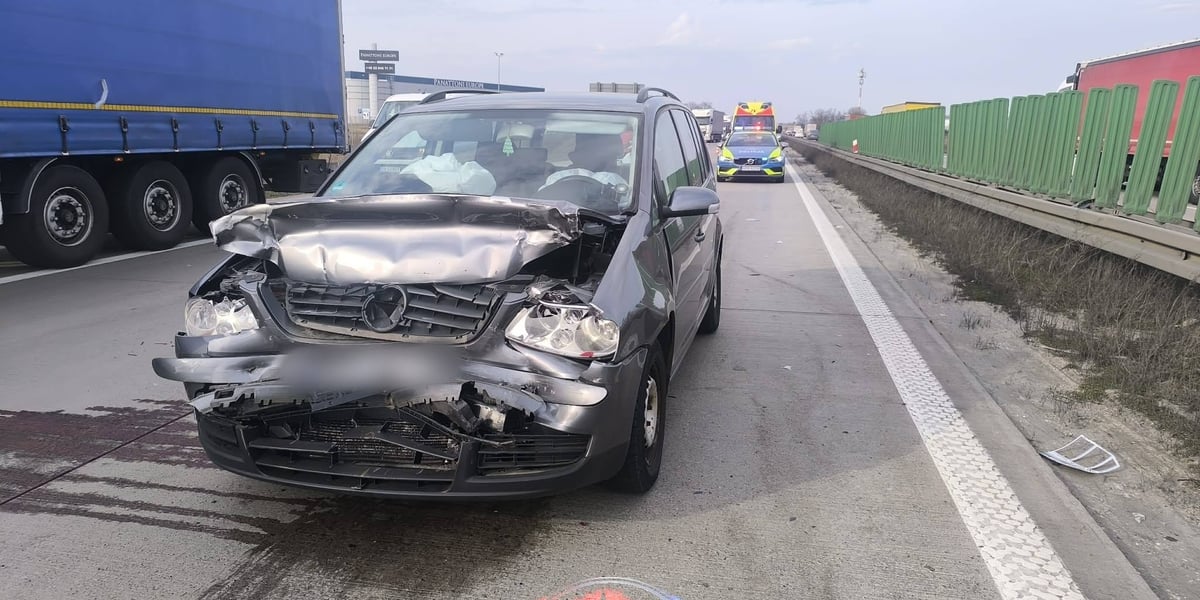 Zdjęcie rozbitego samochodu na autostradzie A4.