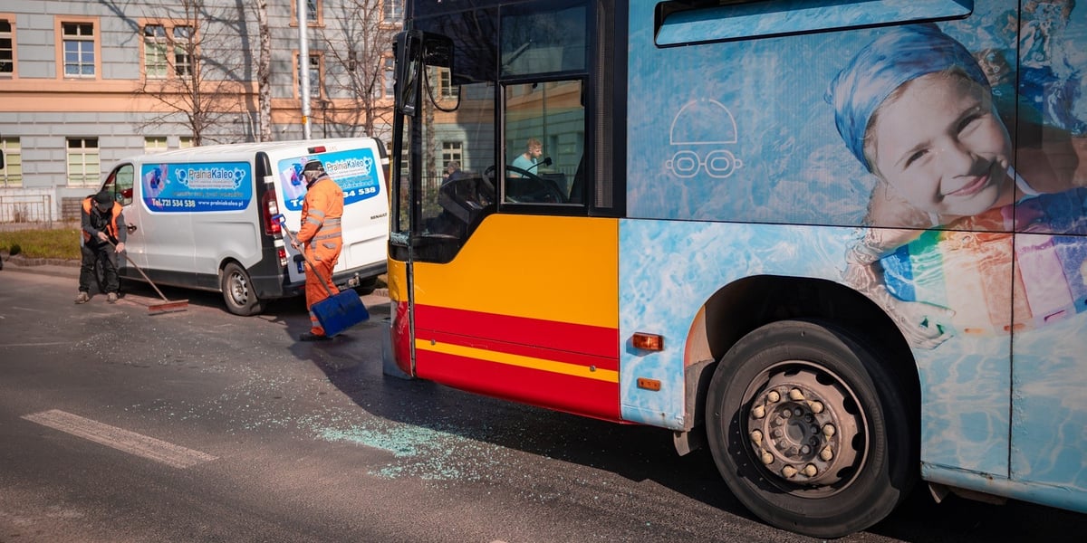 Zderzenie autobusu z busem na ulicy Piłsudskiego w pobliżu Pl. Orląt Lwowskich 