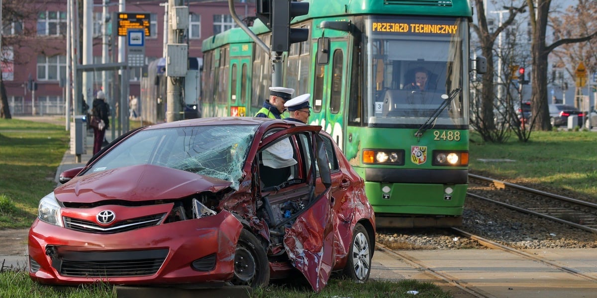 Uszkodzony samochód i tramwaj. Wypadek na Strzegomskiej, 19.03.2026 r.