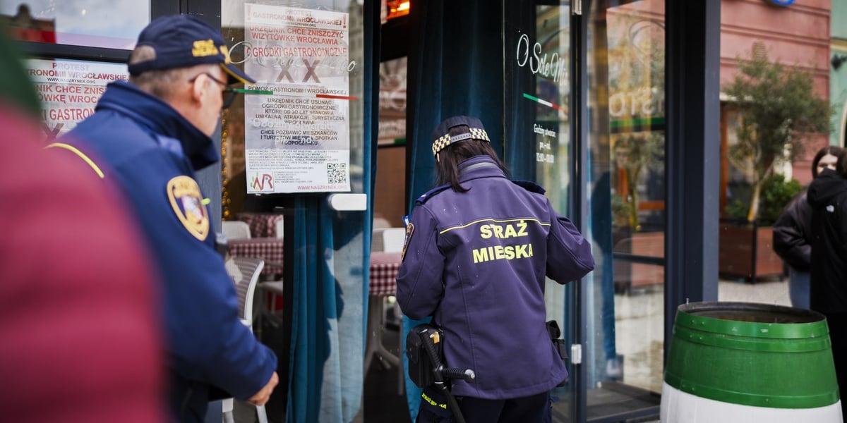 Kontrole Straży Miejskiej, pracowników EkoSystemu i magistratu w lokalach gastronomicznych. Na zdjęciu strażnicy miejscy wchodzą do lokalu we Wrocławiu