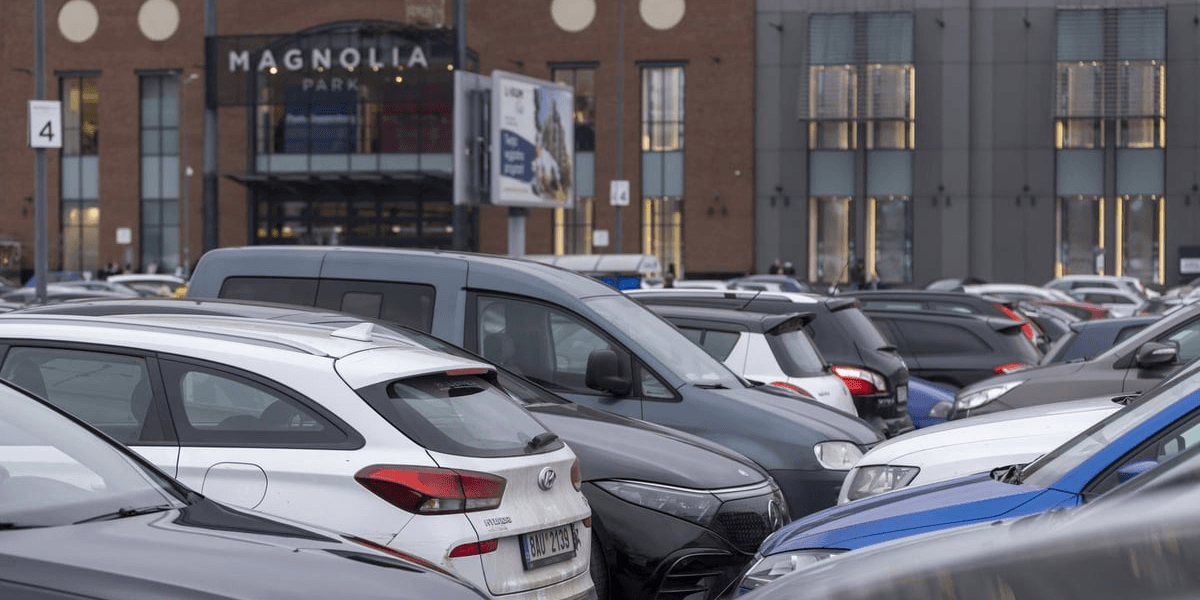 Zaparkowane samochody przed centrum handlowym Magnolia. Wkrótce za parking przy ul. Legnickiej trzeba będzie płacić.
