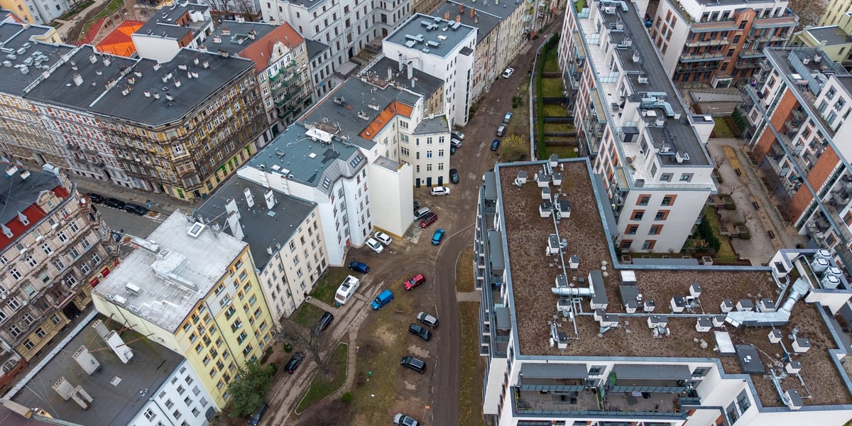 Podwórko w kwartale ulic Kościuszki, Prądzyńskiego, Komuny Paryskiej i Pułaskiego z lotu ptaka, przed remontem