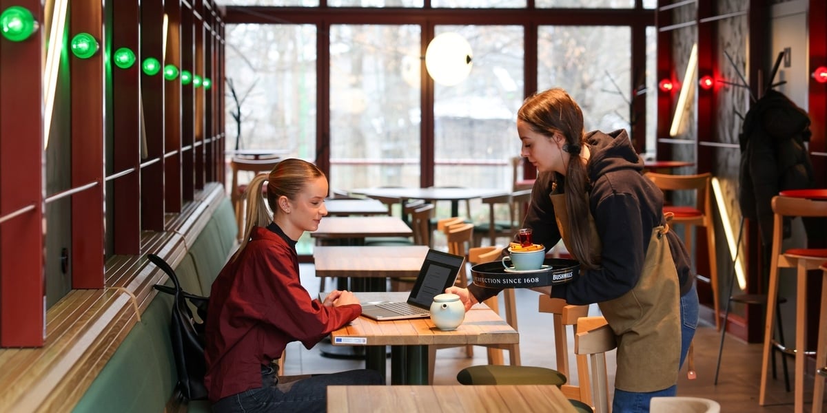 Cafe & pub Śluza powstał przy samej Śluzie Szczytnickiej. Na zdjęciu dwie młode kobiety we wnętrzu kawiarni