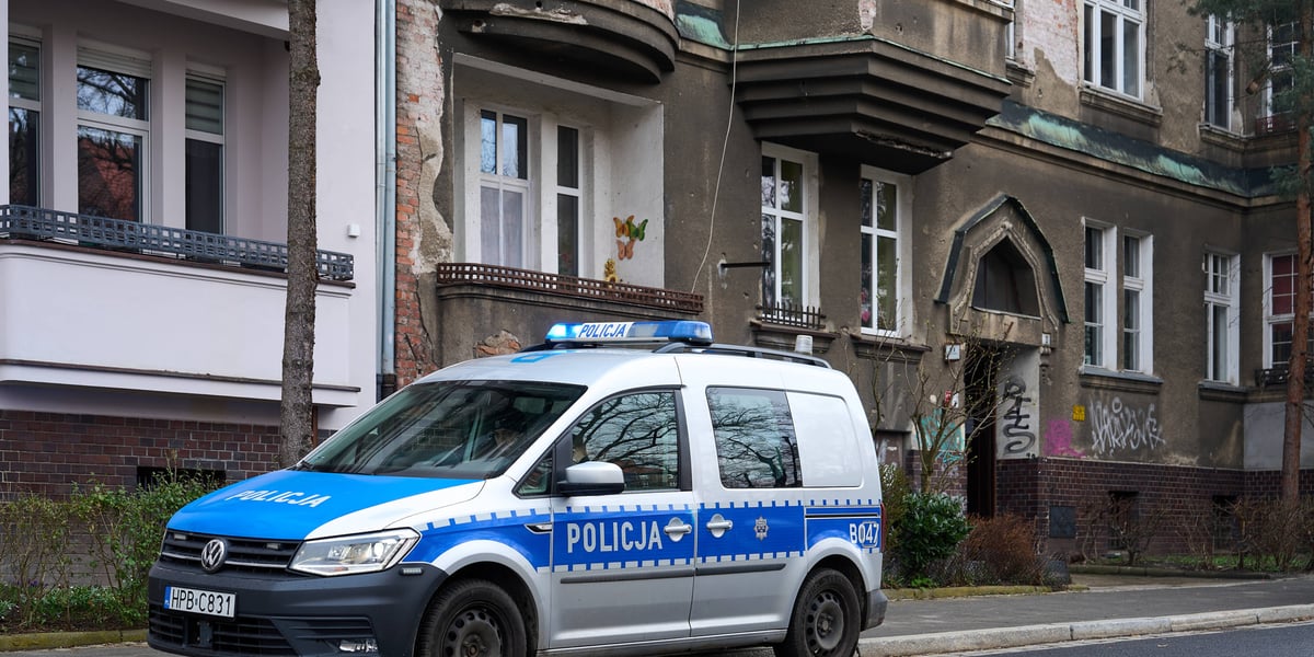 Policja na sygnale pod kamienicą przy Łukasiewicza we Wrocławiu