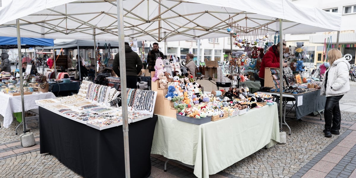 Stoiska na placu przed katedrą Marii Magdaleny we Wrocławiu - białe namioty, towary, kupcy i nabywcy