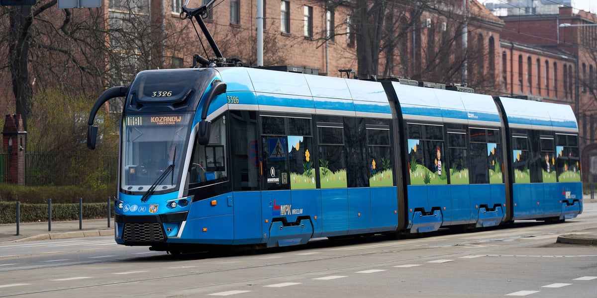 Wiosenny tramwaj na ulicach Wrocławia