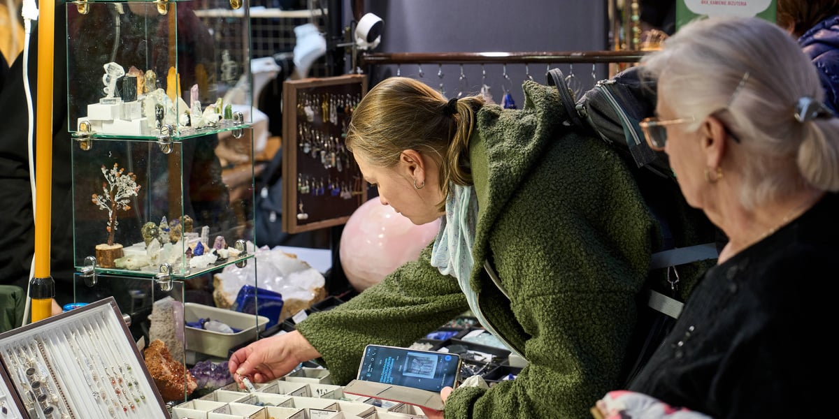 Wiosenne Targi Minerałów, Biżuterii i Wyrobów Jubilerskich we Wrocławiu. Na zdjęciu stoisko z ozdobami 