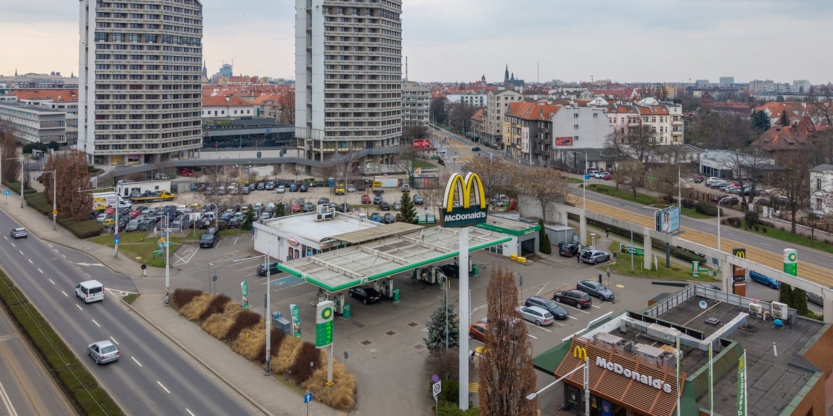 Stacja paliw przy Kredce i Ołówku. Na zdjęciu stacja paliw, restauracja i dwa wieżowce oglądane z lotu ptaka