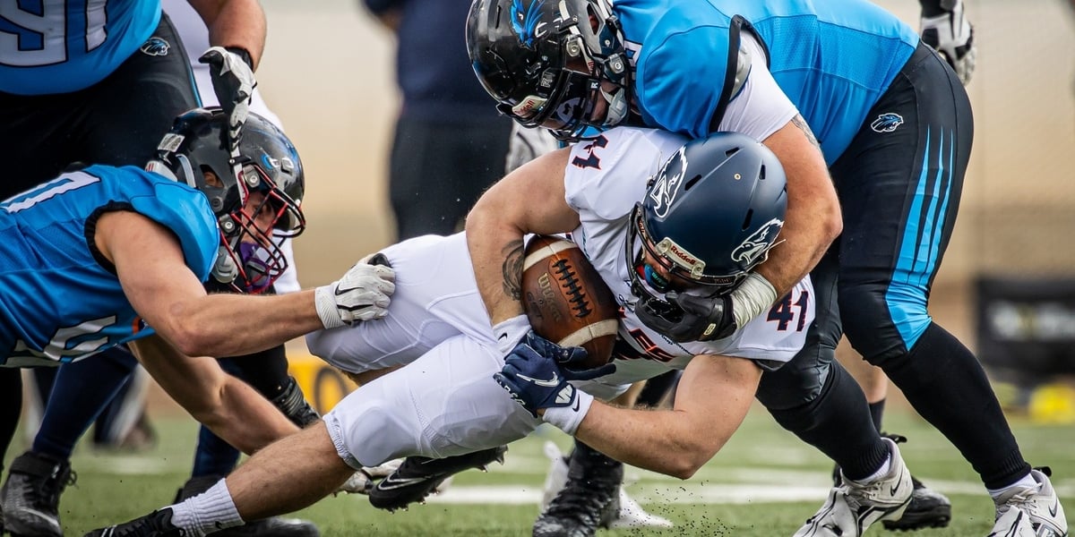Mecz Warsaw Eagles z Panthers Wrocław . Na zdjęciu widać walczących zawodników futbolu amerykańskiego