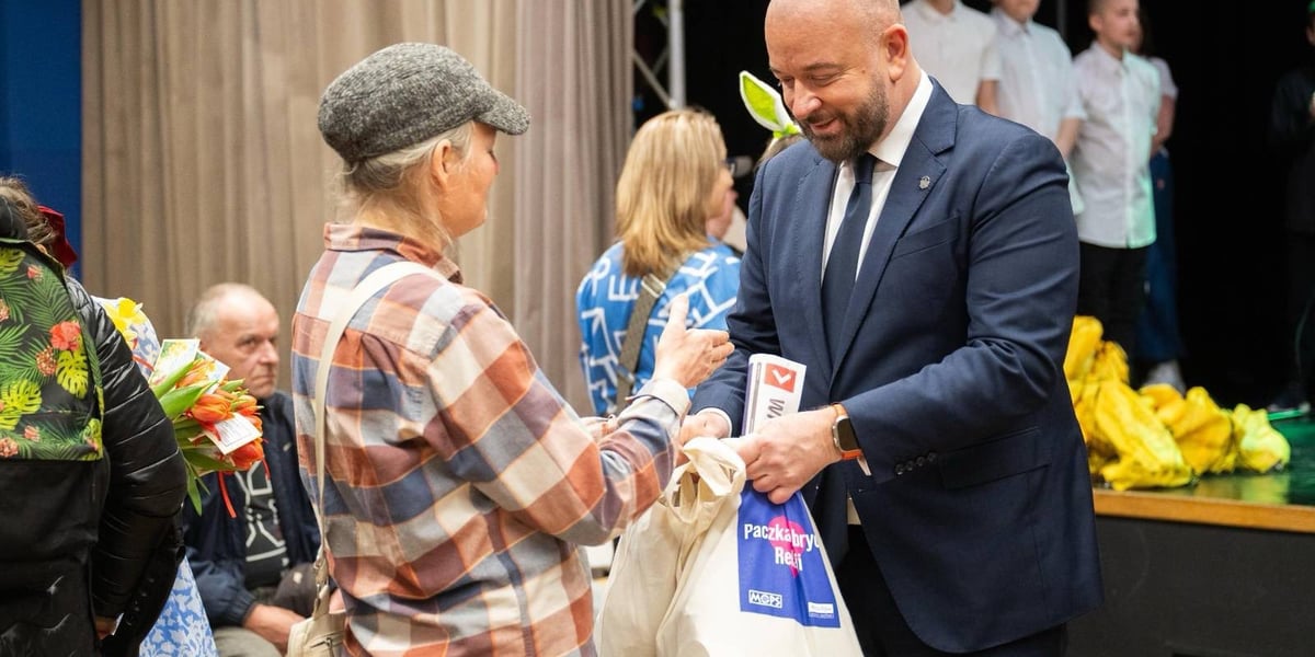 Wielkanocne Paczki Dobrych Relacji w klubie Anima we Wrocławiu - prezydent Wrocławia Jacek Sutryk na zdjęciu rozdaje paczki / 25.03.2026 r.