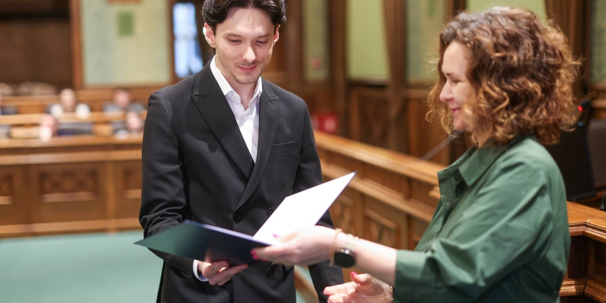 Uroczystość wręczenia miejskich stypendiów w Ratuszu. Stypendysta odbiera dyplom z rąk Agnieszki Rybczak, przewodniczącej Rady Miejskiej Wrocławia