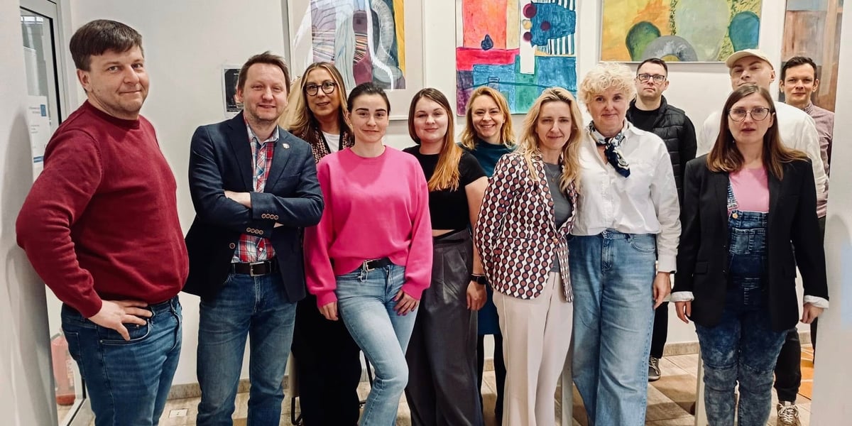 Na zdjęciu grupowym widoczne są osoby biorące udział w spotkaniu Grupa Branżowej ds. Ekonomii Społecznej.