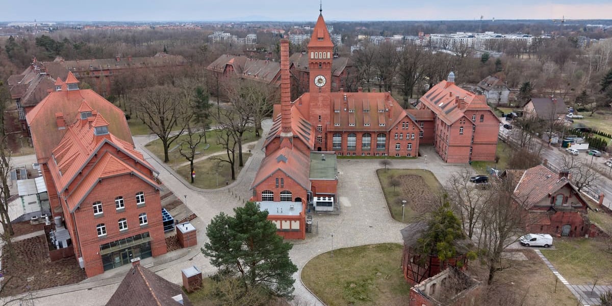 Pracze Odrzańskie, widok z drona. Na zdjęciu kampus sieci badawczej Łukasiewicz PORT.