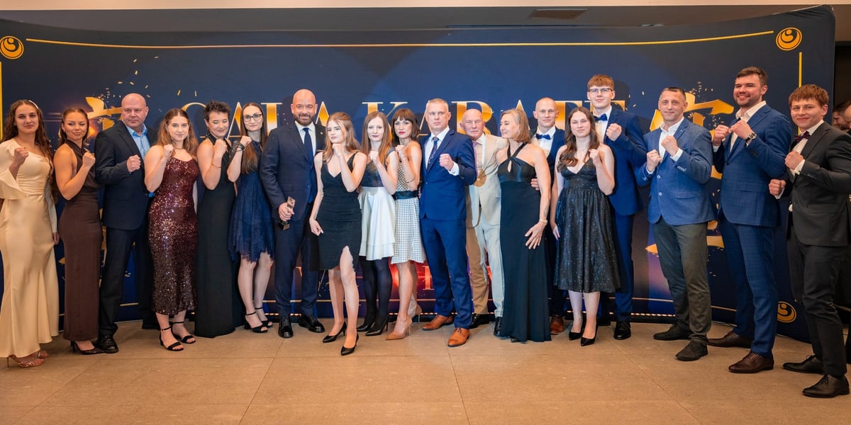 Nagrodzeni sportowcy i działacze pozują z prezydentem Jackiem Sutrykiem podczas gali karate 28 marca