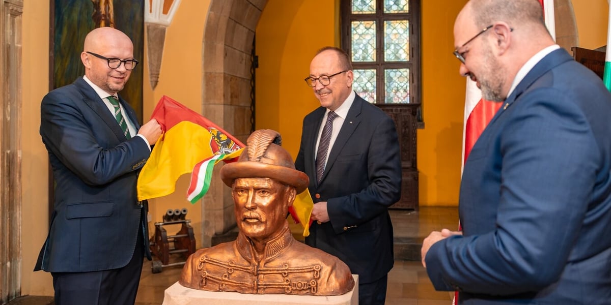 Na zdjęciu wiceprezydent Jakub Mazur odsłania popiersie generała Józefa Bema w ratuszu