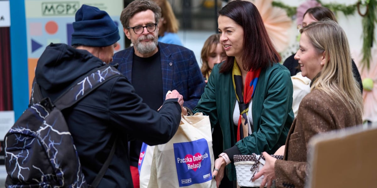 Magdalena Wdowiak-Urbańczyk, dyrektorka Departamentu Spraw Społecznych UMW oraz Andrzej Mańkowski, dyrektor MOPS we Wrocławiu wręczający paczki mieszkańcom