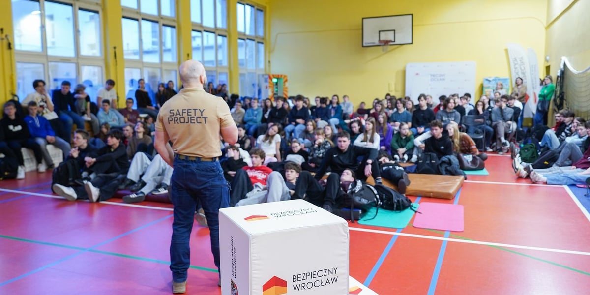 Szkolenie z cyklu Bezpieczny Wrocław w III LO. Instruktor, przed nim uczniowie