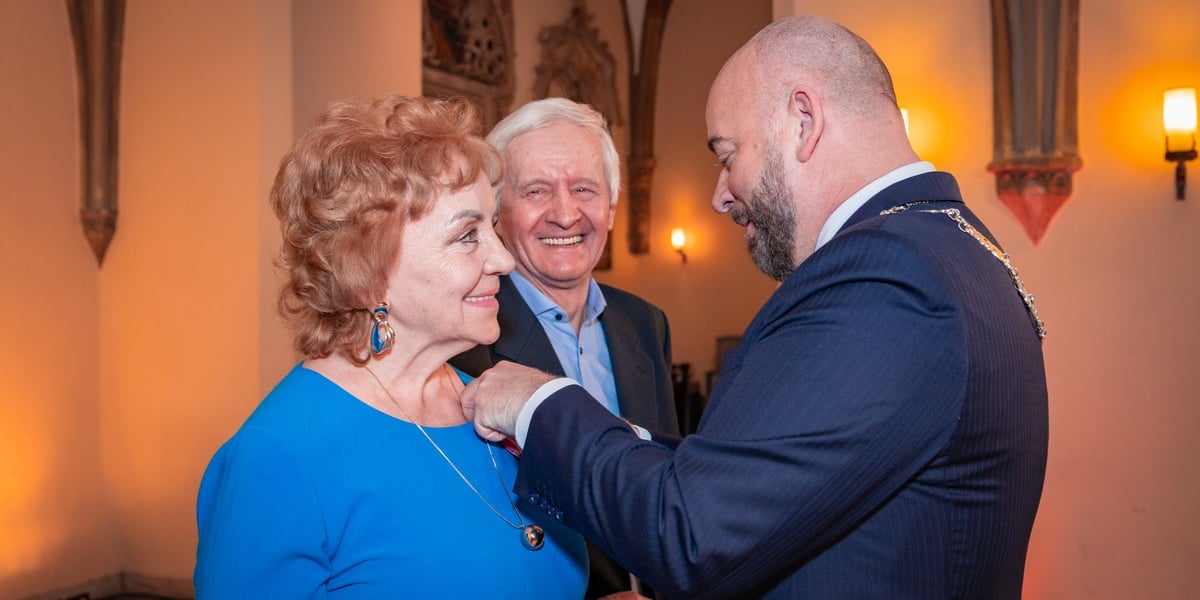 Uroczystość wręczenia medali za Długoletnie Pozycie Małżeńskie. Na zdjęciu prezydent Wrocławia Jacek Sutryk i małżeństwo wrocławian