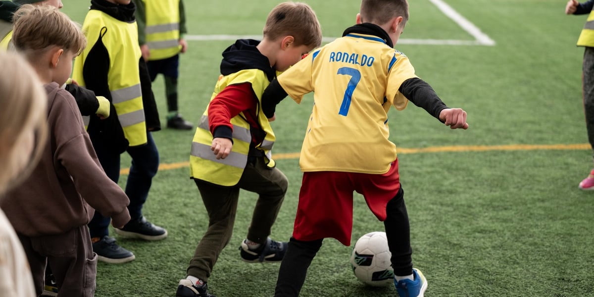 Mecz podczas Turnieju "Piłka Bez Barier" we Wrocławiu. Na zdjęciu dzieci grają w piłkę