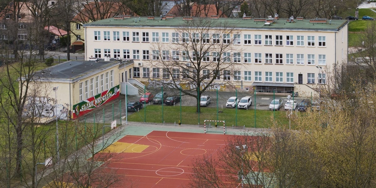 Liceum Ogólnokształcące nr 6 przy ul. Hutniczej, zdjęcie z drona