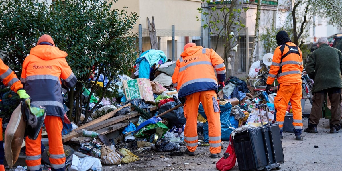 Usuwanie odpadów z podwórka przy ul. Grunwaldzkiej. Na zdjęciu pracownicy Ekosystemu usuwają śmieci zgromadzone przez lokatora kamienicy