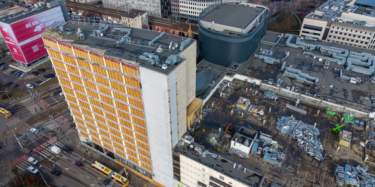 Na zdjęciu widok z góry na rozbierane Arkady Wrocławskie