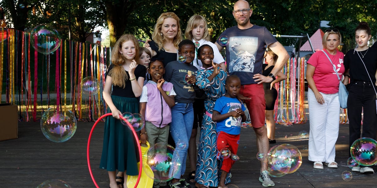 Młodzi artyści z Tanzanii, którzy uczestniczyli w jednej z poprzednich edycji projektu Lelenfant i mieszkali u polskiej rodziny.