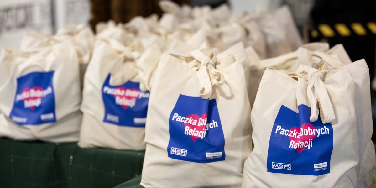 Paczki dobrych relacji - torby z napisem, pełne produktów