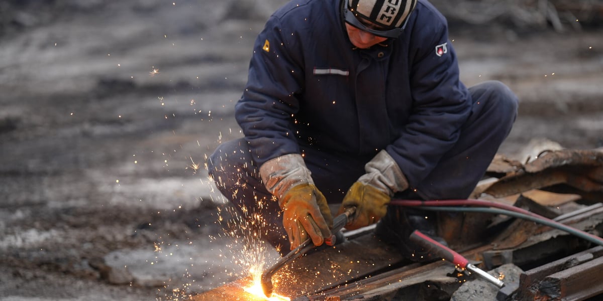 Zdjęcie ilustracyjne - człowiek spawa tory