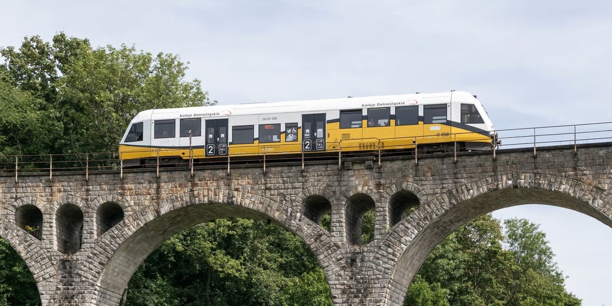 Szynobus na wiadukcie w Lewinie Kłodzkim na trasie Kłodzko - Kudowa-Zdrój