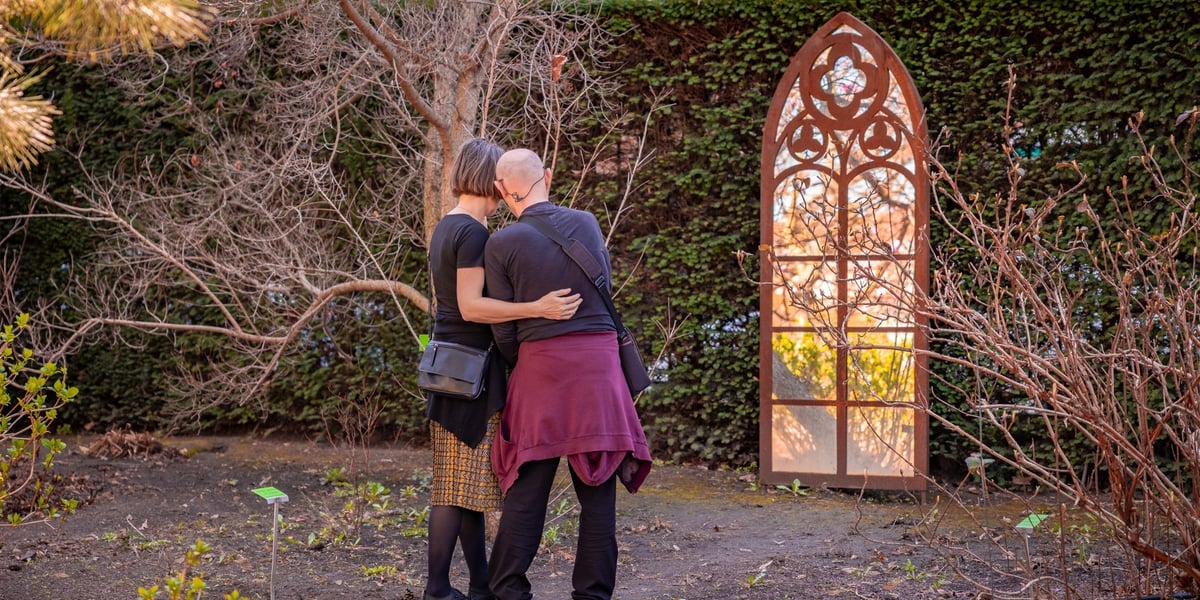 Spacer po Ogrodzie Botanicznym w Wielkanoc 2026 - lustro i dwoje ludzi przed nim