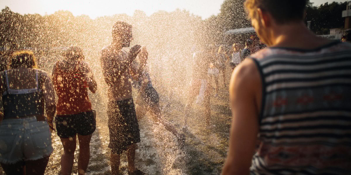 Ludzie oblewani wodą
