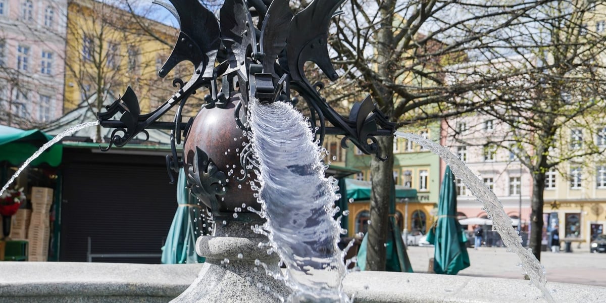 Wrocławskie fontanny najwytrwalej - i najpiękniej - w śmigus-dyngus lały wodę. Na zdjęciu fontanna na Placu Solnym  