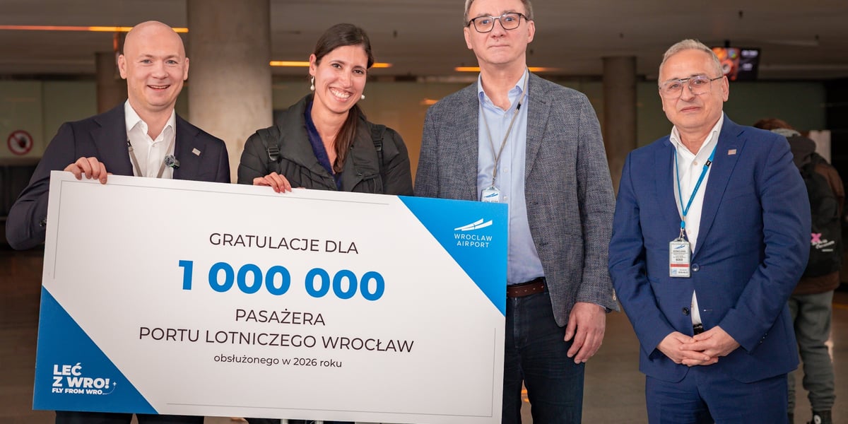 Na zdjęciu przedstawiciele zarządu Portu Lotniczego Wrocław S.A. z milionowa pasażerką obsłużoną na wrocławskim lotnisku 31 marca 2026 r.