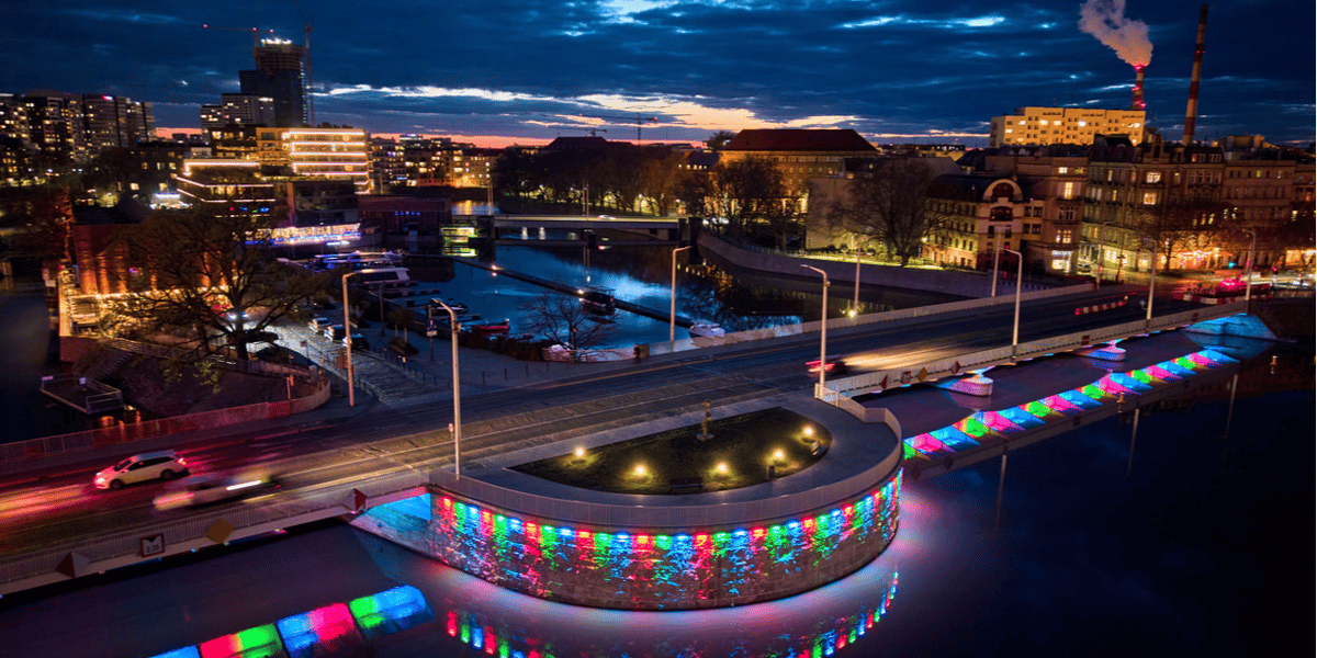 Podświetlony Most Uniwersytecki we Wrocławiu