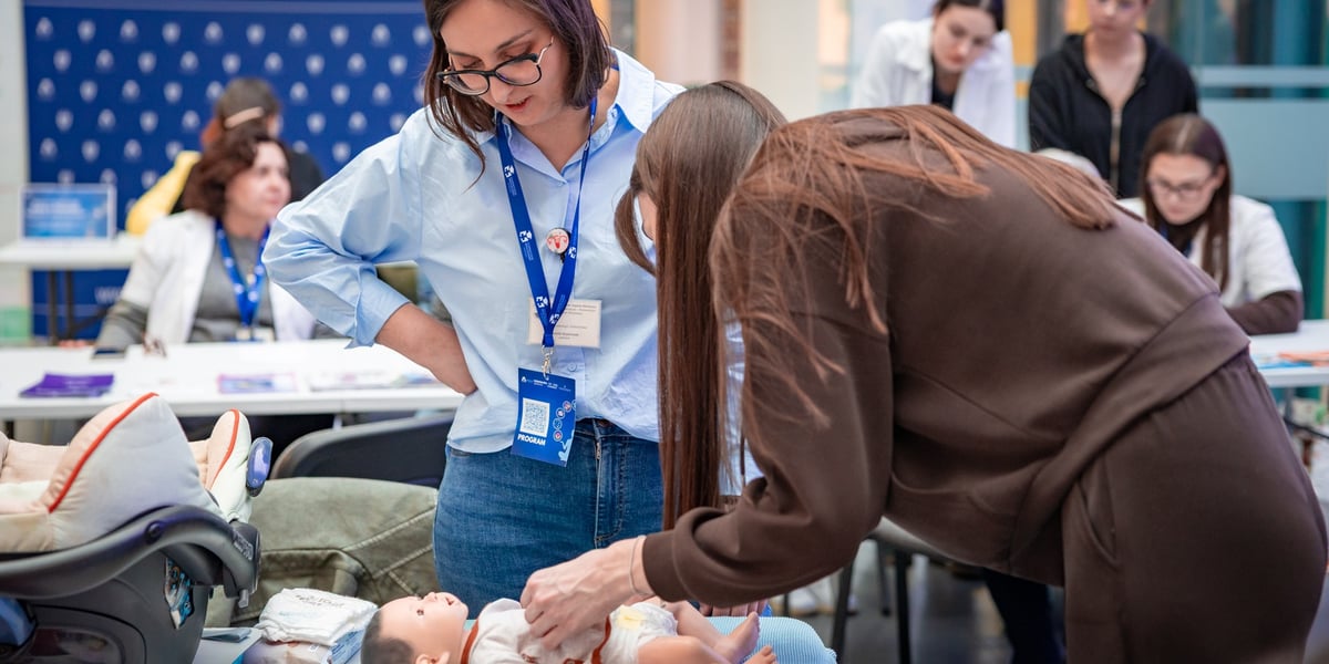 Miasteczko Zdrowia we Wrocławiu - 10 kwietnia 2026 r. Dwie kobiety ćwiczą na lalce