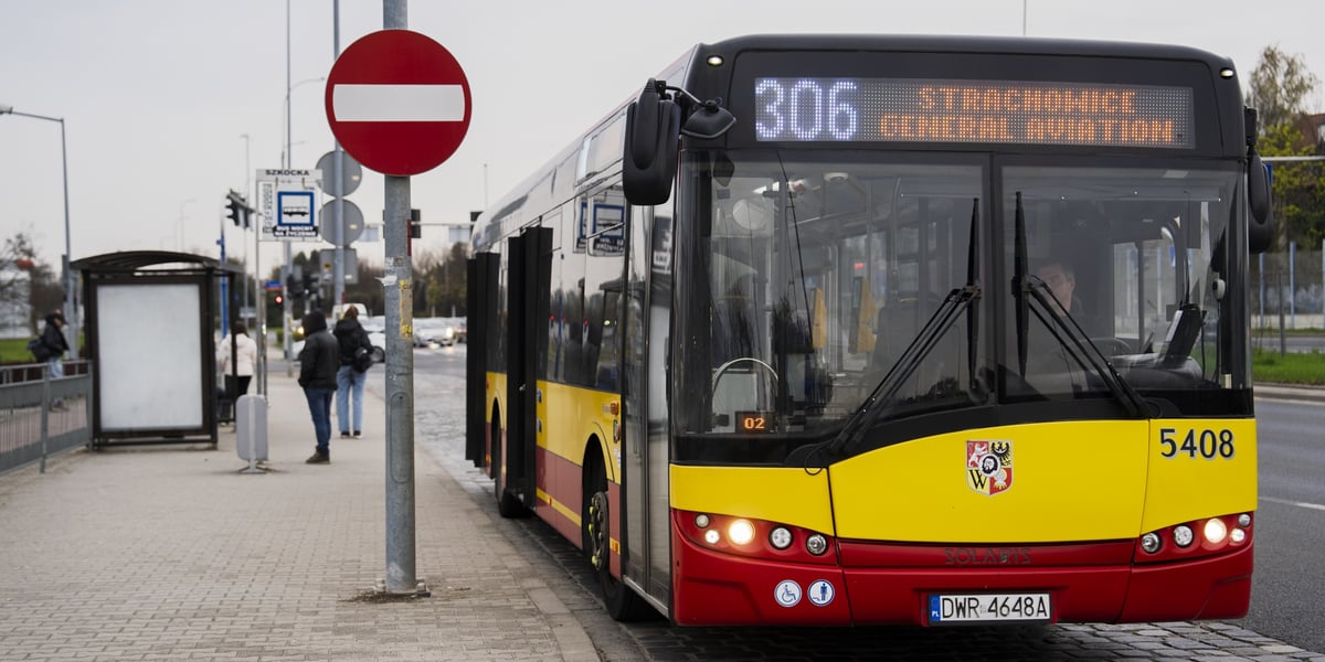 Autobus Linii 306 na przystanku