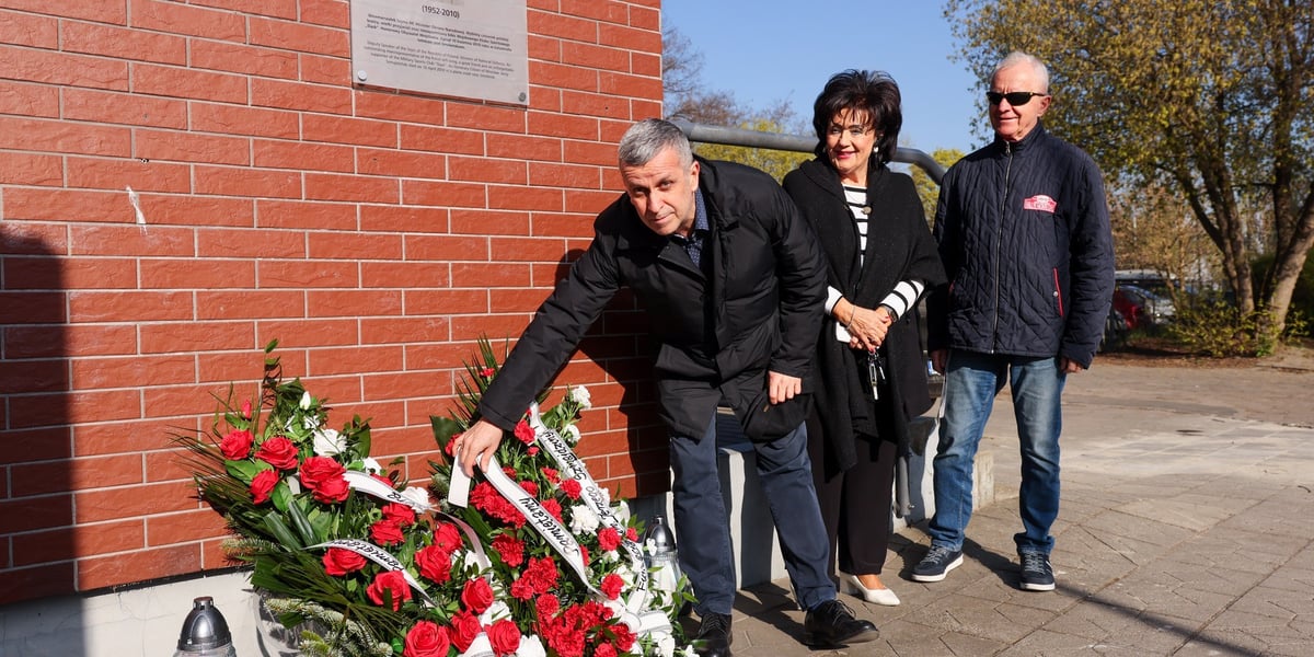 Składanie wieńców pod tablicą Jerzego Szmajdzińskiego