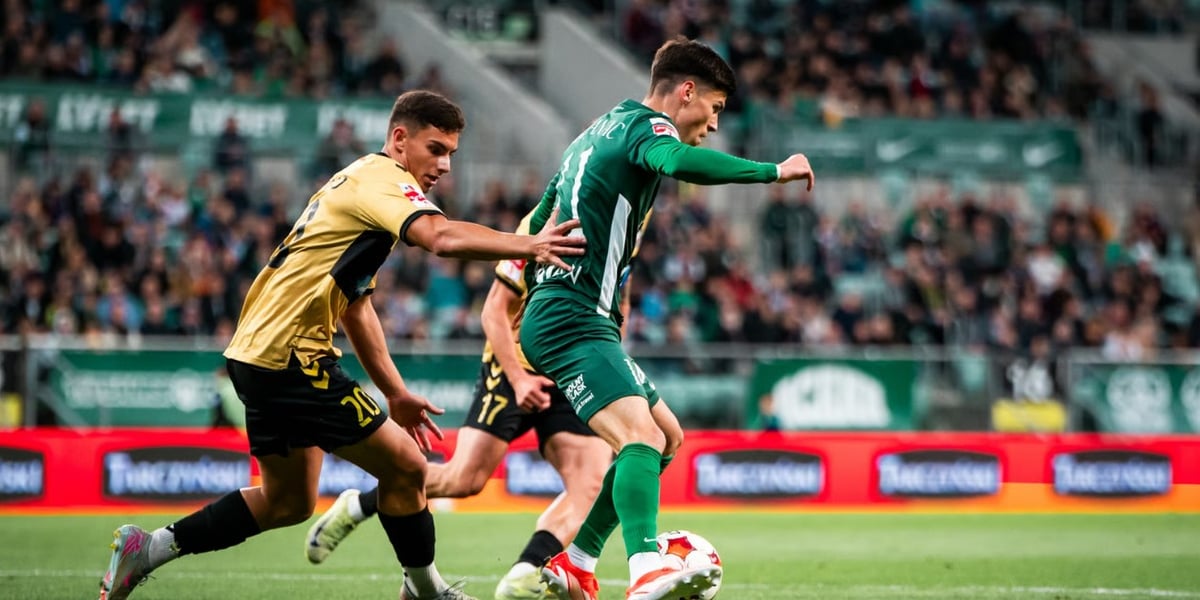 Zdjęcie ilustracyjne - piłkarze dwóch drużyn na boisku przy walce o piłkę. 