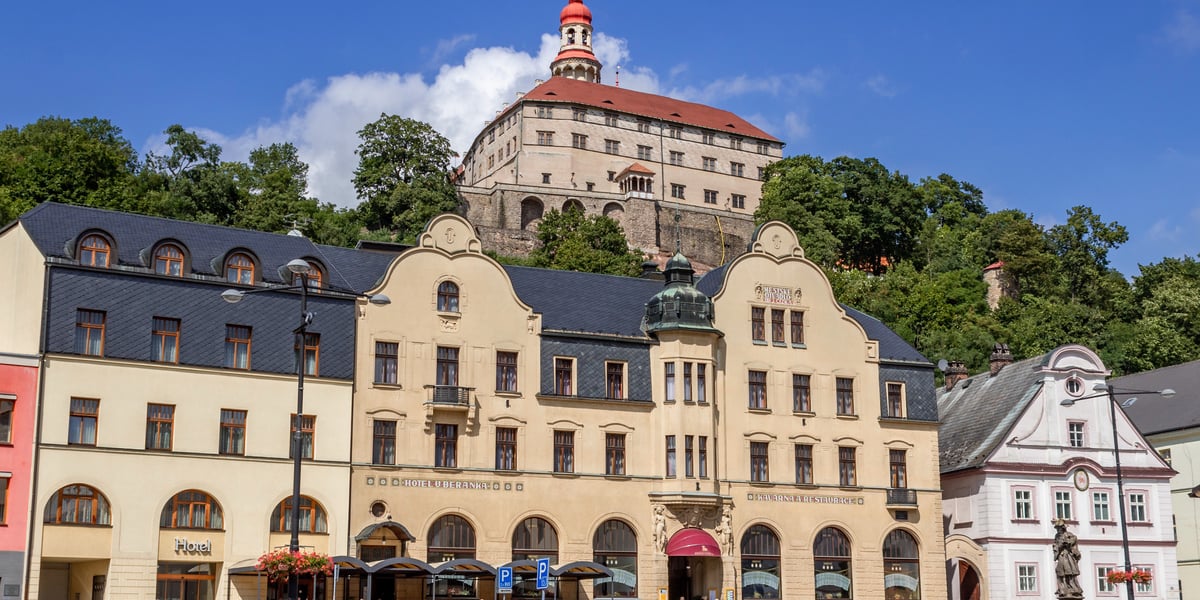 Rynek i zamek w Náchodzie. Na zdjęciu widać zabytkowe budowle