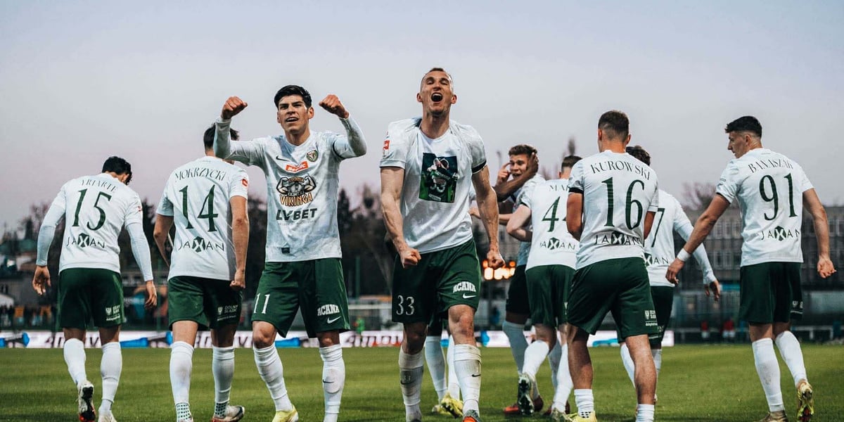 Piłkarze Śląska Wrocław cieszą się z wygranej nad Polonią Warszawa