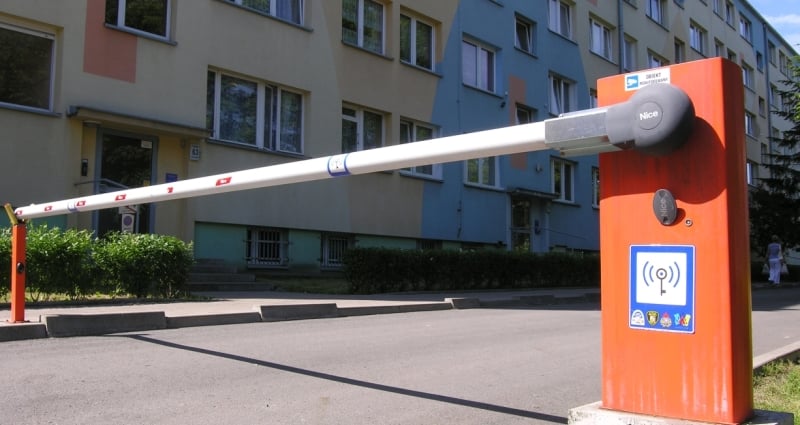 Szlabany reagują na dźwięk syreny pojazdów uprzywilejowanych,