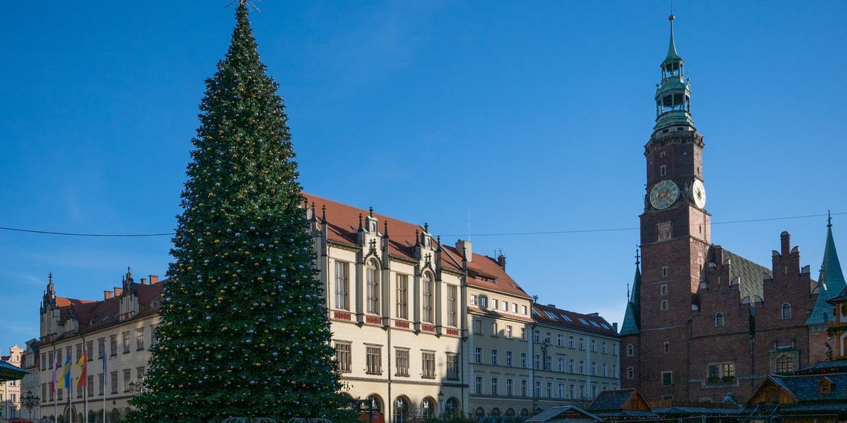 Das Foto zeigt einen Weihnachtsbaum mit Weihnachtsschmuck auf dem Ring in Wrocław 