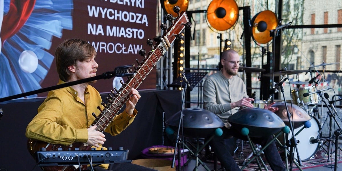 Koncert duetu Sitartronic/Pekoslavsky na wrocławskim Rynku 