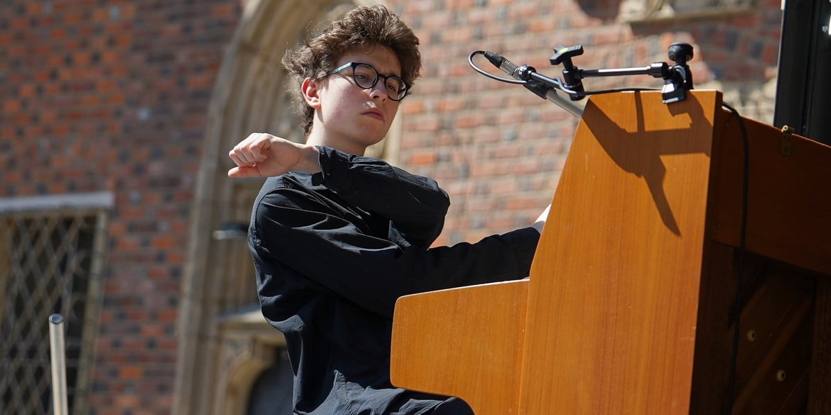 Koncert Jakuba Dereja na wrocławskim Rynku 