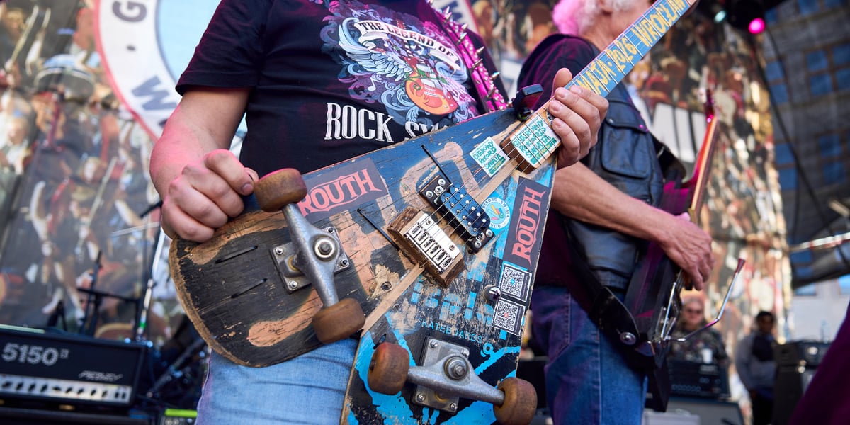 Konkursu na gitarę z byle czego, Wrocław, 01.05.2026. Na zdjęciu gitara z dwóch deskorolek.