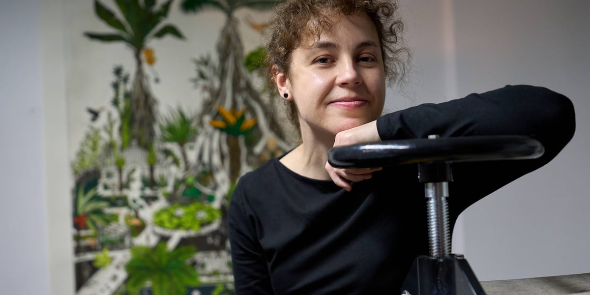 Modesta Gorol na tle swojej pracy - wizji ogrodu botanicznego w Genewie